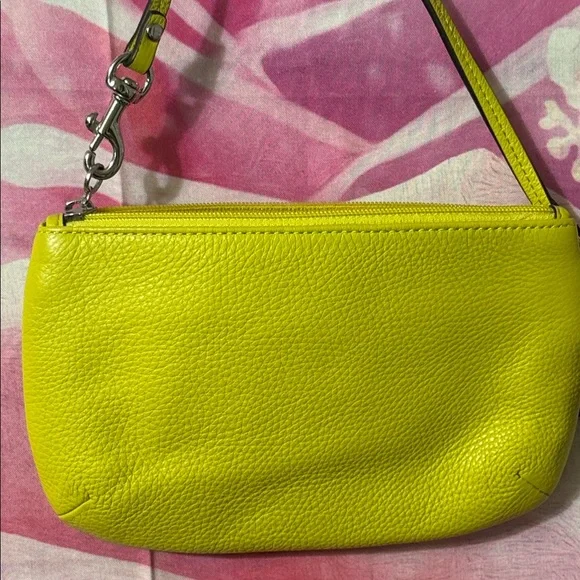 NWT Coach Pebbled Leather Wristlet in Charteuse - Picture 6 of 6